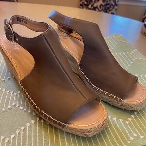 Journee Collection Crew Wedge Sandals for Women in EUC! Size 8.5 Color is Taupe